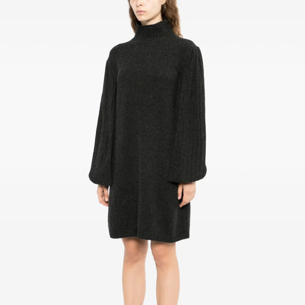 Chanel 2007 charcoal knitted cashmere dress featuring a cozy, elegant design with long sleeves and a fitted silhouette.