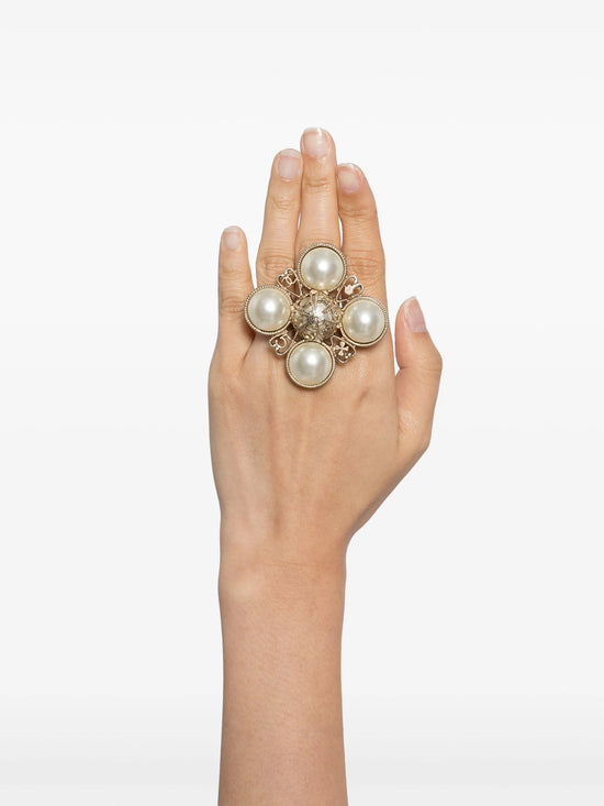 Motifs Pearl Ring