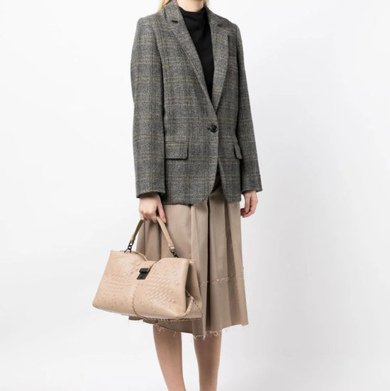 Bottega Veneta Intrecciato Roma Tote in beige leather with woven detailing, top handle, detachable shoulder strap and metal clasp fastening.