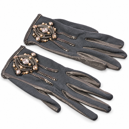 Chanel grey embellished gloves with gunmetal chain embroidery, made of cotton jersey and lambskin leather.