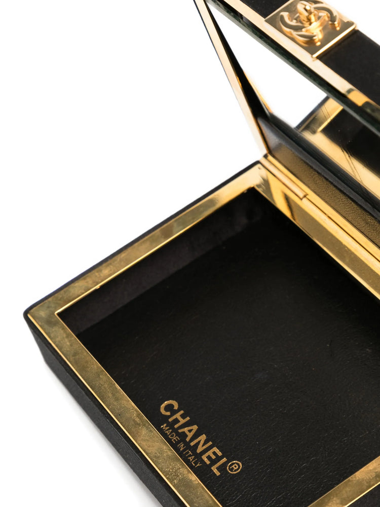 Chanel tassel vanity case, detail of the gold-tone clasp fastening