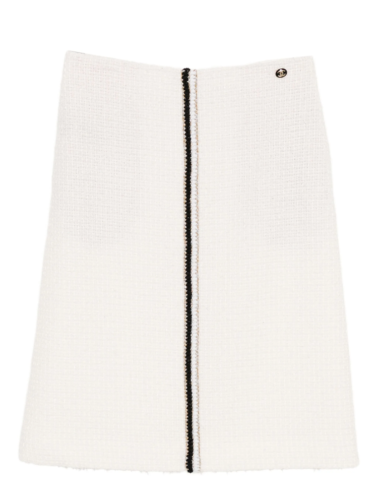 Chanel 2020 cream tweed knee-length skirt with classic tailored design and textured fabric, suitable for elegant casual wear.
