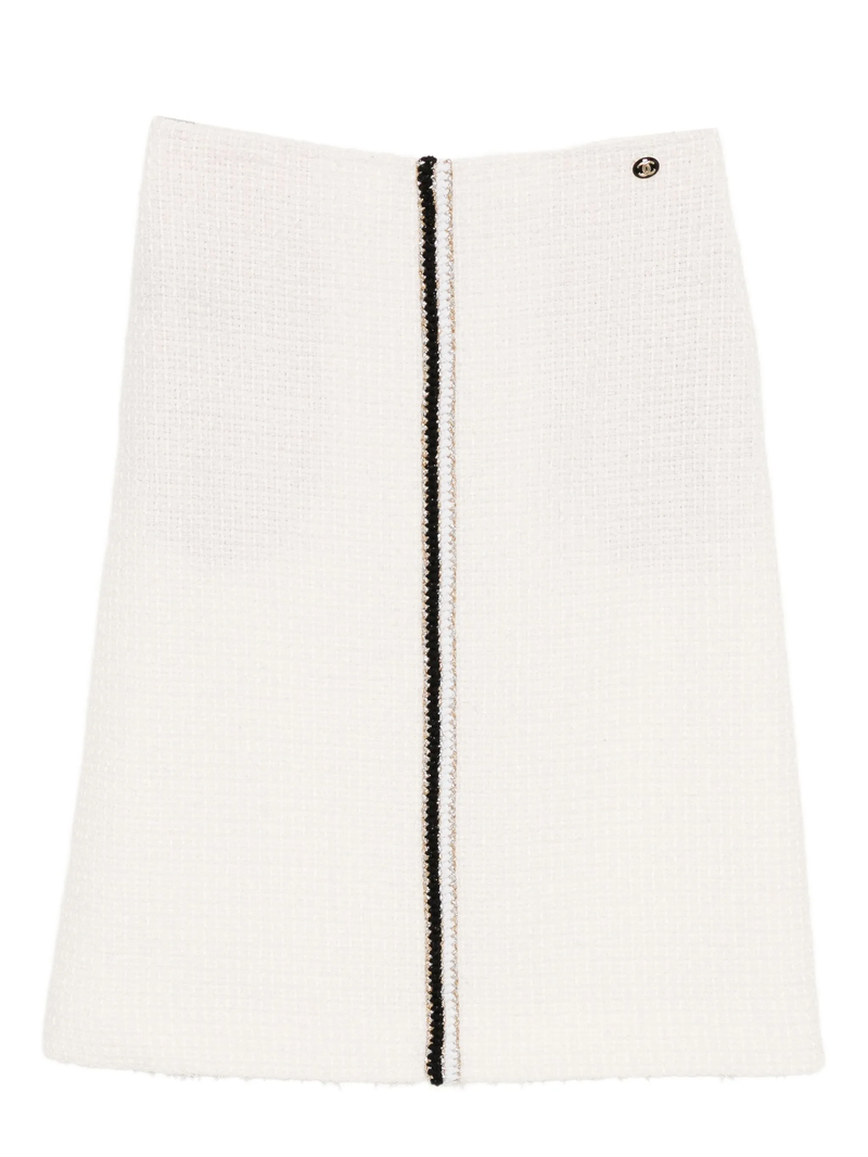Chanel 2020 cream tweed knee-length skirt with classic tailored design and textured fabric, suitable for elegant casual wear.
