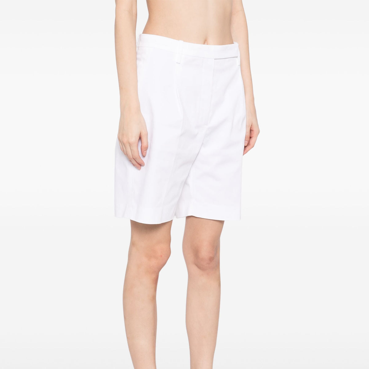 Hermès pleated white Bermuda shorts for women, showcasing tailored design and crisp fabric, perfect for casual or summer wear.