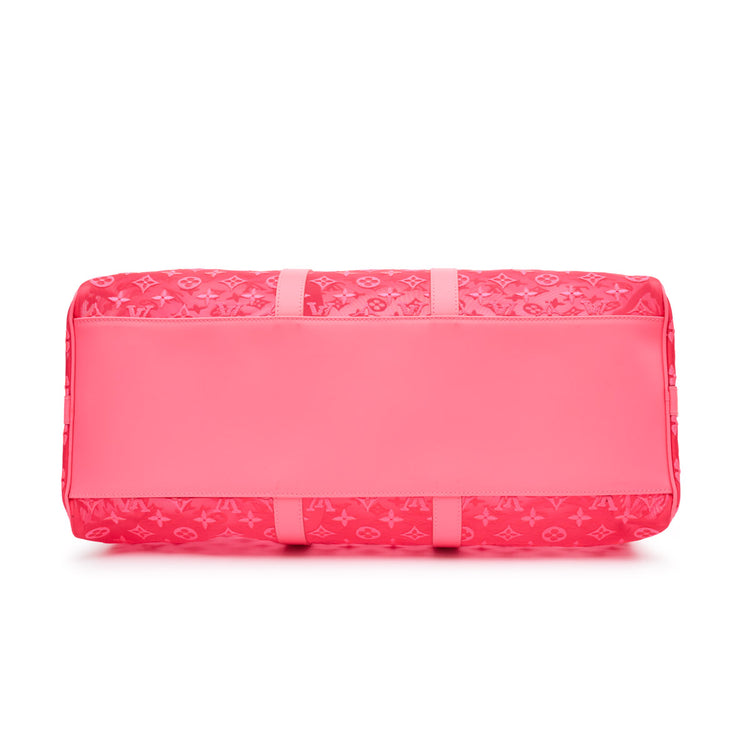 Louis Vuitton Virgil Abloh Mesh Pink Keepall Bandoulière 50 travel bag with adjustable strap and spacious design.
