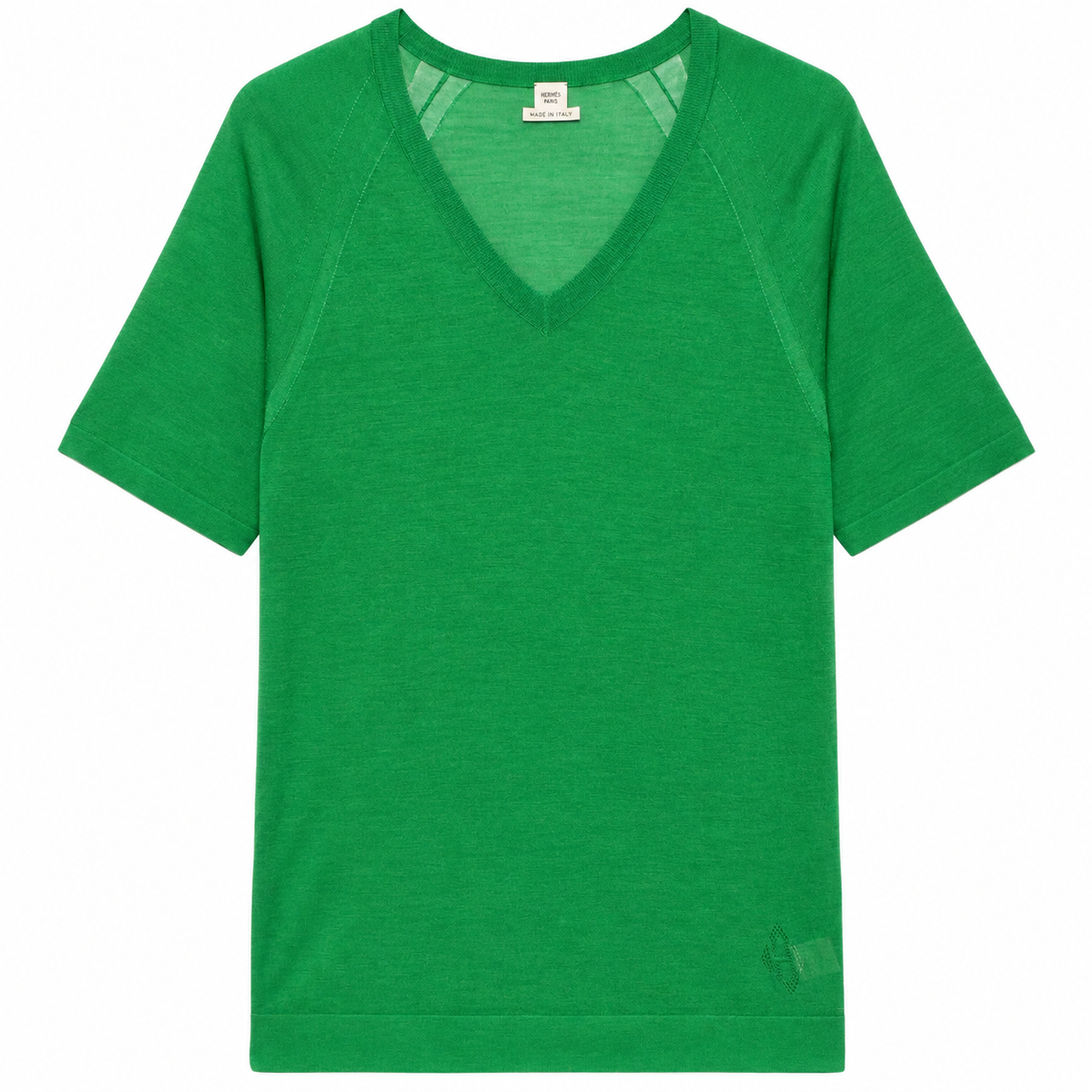 The Hermès Silk Top Green pairs green colouring with silk, giving this top a clear, considered presence. The design brings together V-neck, Embroidered logo, Short sleeves and Straight hem.