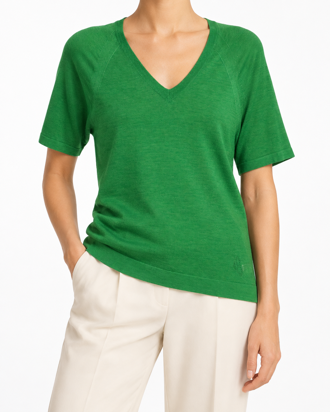 The Hermès Silk Top Green pairs green colouring with silk, giving this top a clear, considered presence. The design brings together V-neck, Embroidered logo, Short sleeves and Straight hem.