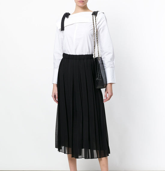 Black pleated skirt by Gucci, stylish high-waisted skirt with fine pleats, perfect for elegant and casual outfits.