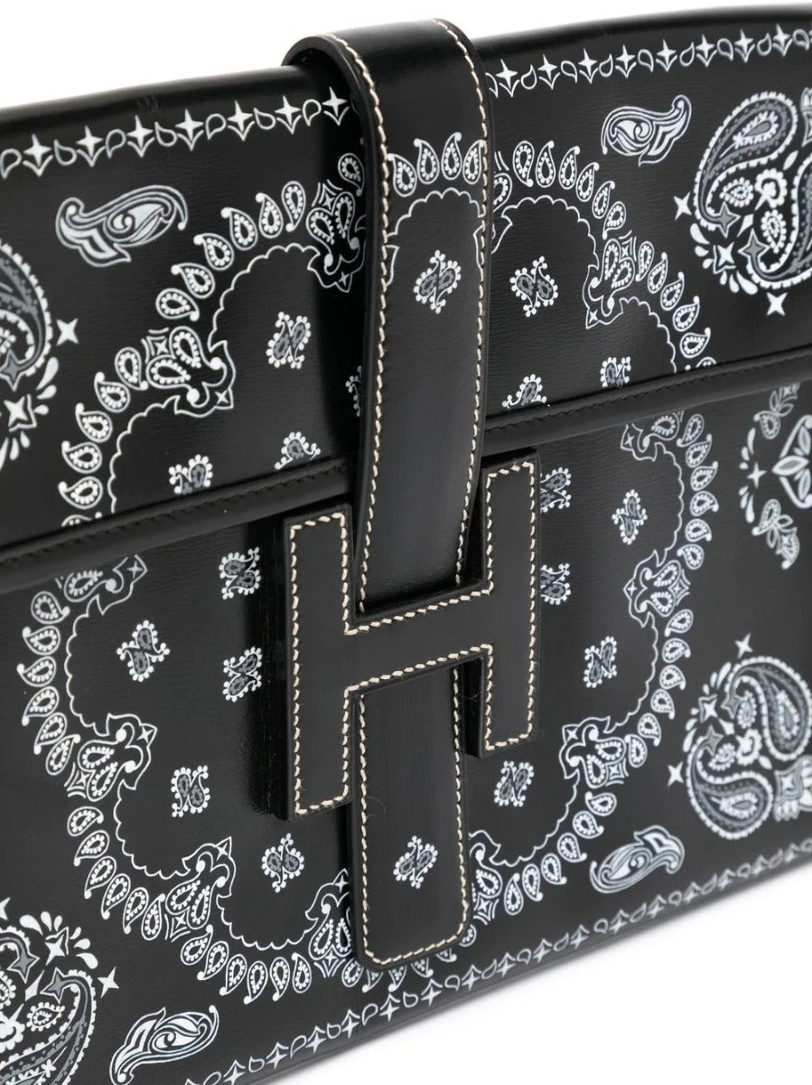 Hermès customised Bandana Jige Élan PM clutch in black Box leather with envelope silhouette, fold-over flap, H-tab closure and graphic bandana-inspired custom design.