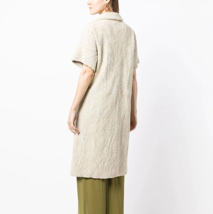 Bottega Veneta light beige short-sleeved jacquard coat with textured woven pattern, rounded collar, concealed fastening and flap pockets.
