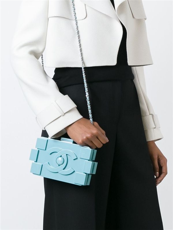 Navy cape perfectly accesorized with Chanel LEGO clutch in blue  #StreetStyle